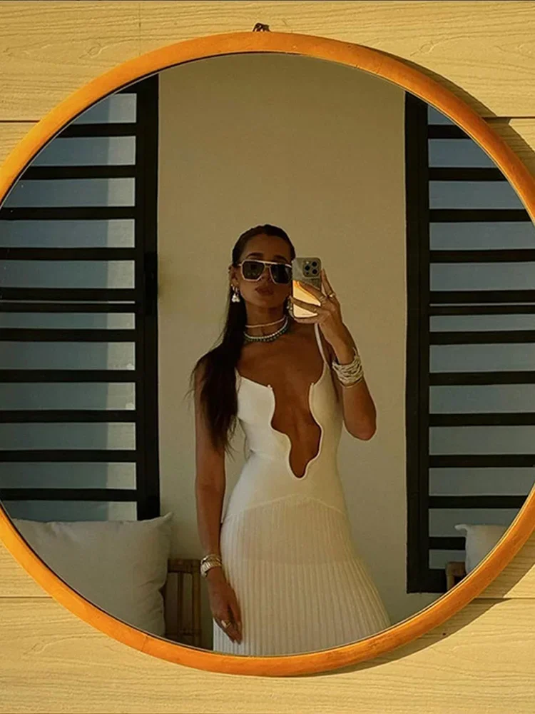 Женское трикотажное платье на бретельках элегантное белое без рукавов с