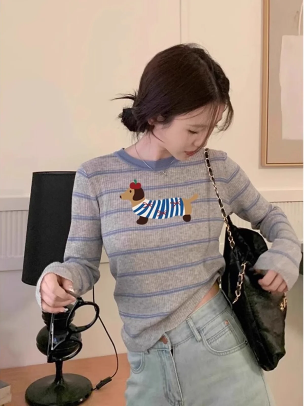 Корейская серия элегантная серая полосатая рубашка с принтом колбасы и щенка