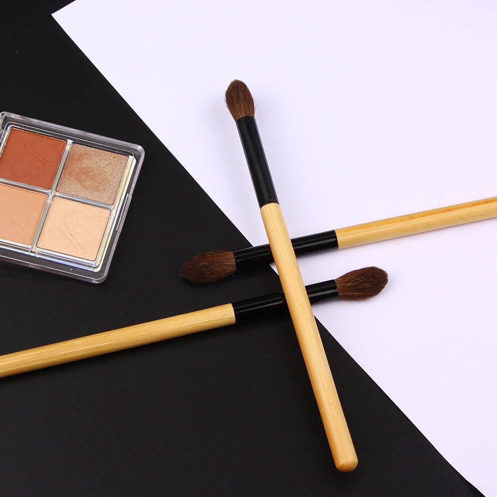 

Кисть для макияжа с мягкими волосами и деревянной ручкой