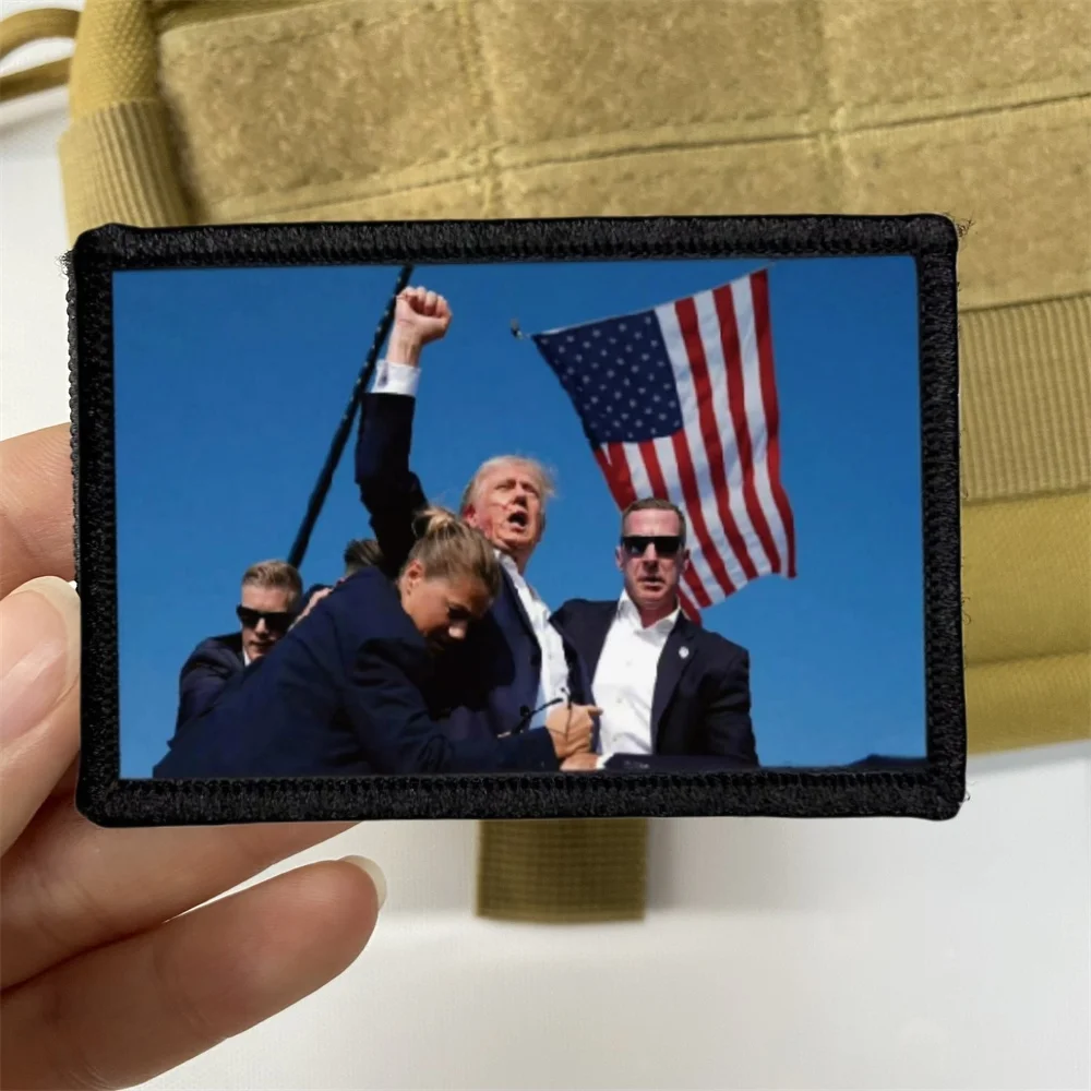 Трамп поднял свой кулак патриотический Тактический значок для морального духа