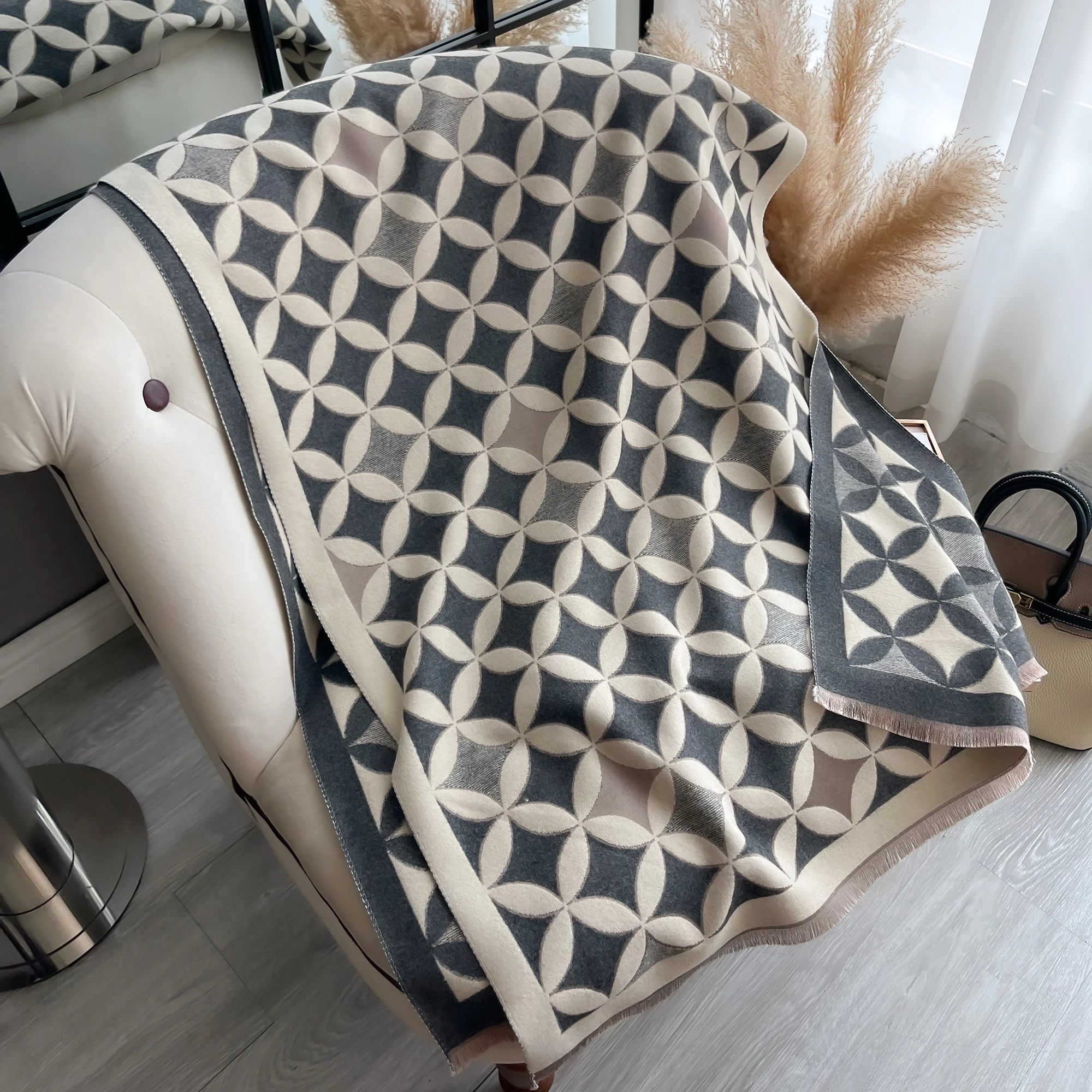 Элегантная женская куртка-шарф с геометрическим узором и украшениями. Теплый