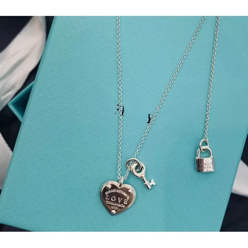 

Женская цепочка из серебра 925 пробы с подвеской в виде сердца и ключа