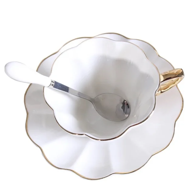 

Элегантная кофейная чашка с блюдцем Пномпень