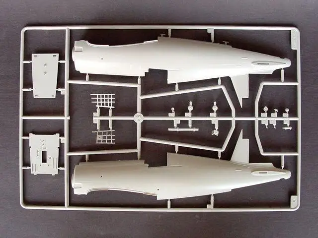 Trumpeter 1/32 02222 вертикально F4U-4 Corsair