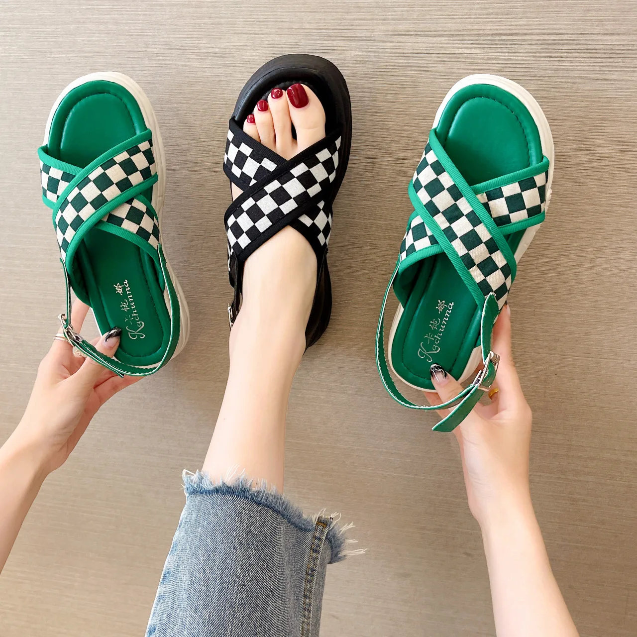 

Сандалии женские летние новая Корейская версия модная верхняя одежда с перекрестными ремешками и пряжкой пляжная женская обувь на толстой подошве в шахматную клетку