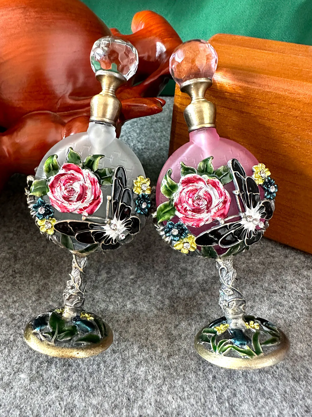 Vintage Glass Rose Flower Perfume Bottle with Butterfly Charm Decorative Fancy Crystal Perfume Decanter 8ml Empty Refillable