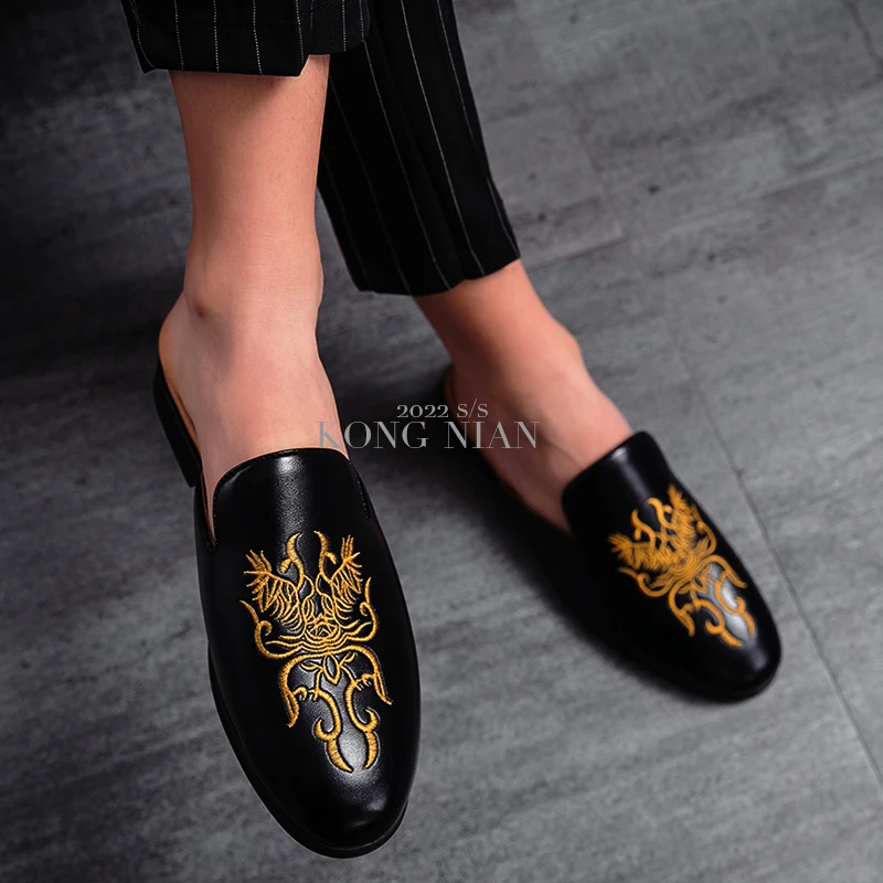 

Small Size 37 Mules Shoes For Men 2022 Summer Casual Men Leather Slipper Outdoor Flat Shoes Black/White Big Printing Fashion