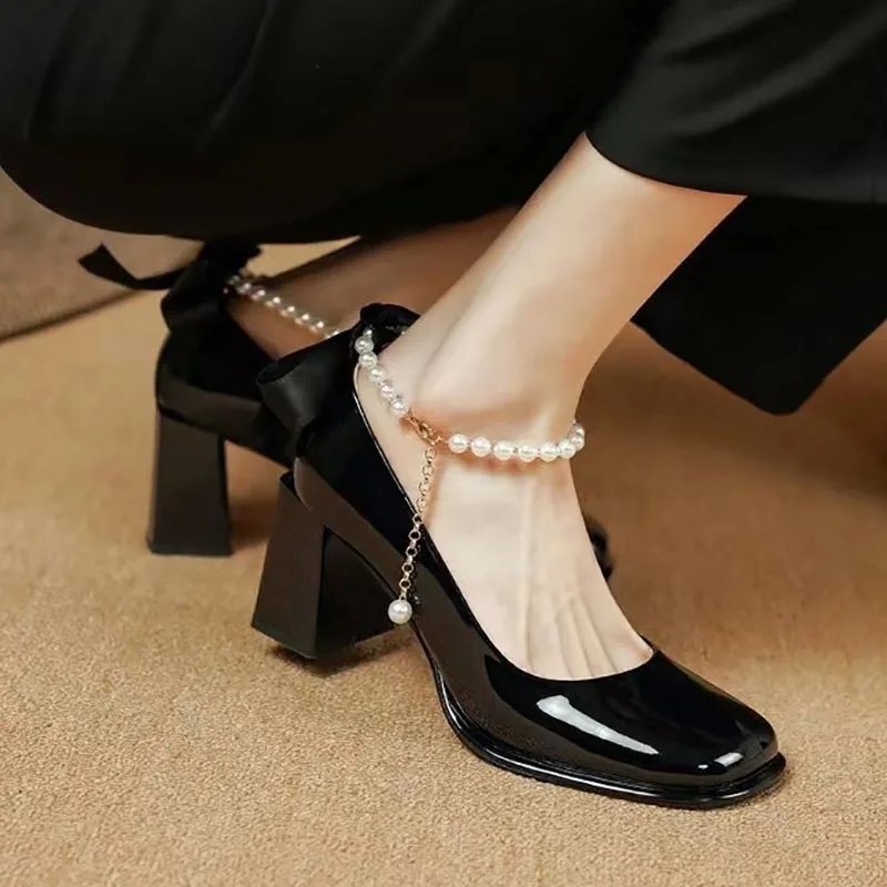 

Туфли-лодочки женские из лакированной кожи с жемчугом и ремешком на щиколотке, свадебные туфли на высоком каблуке с бантиком сзади, белые, 2023