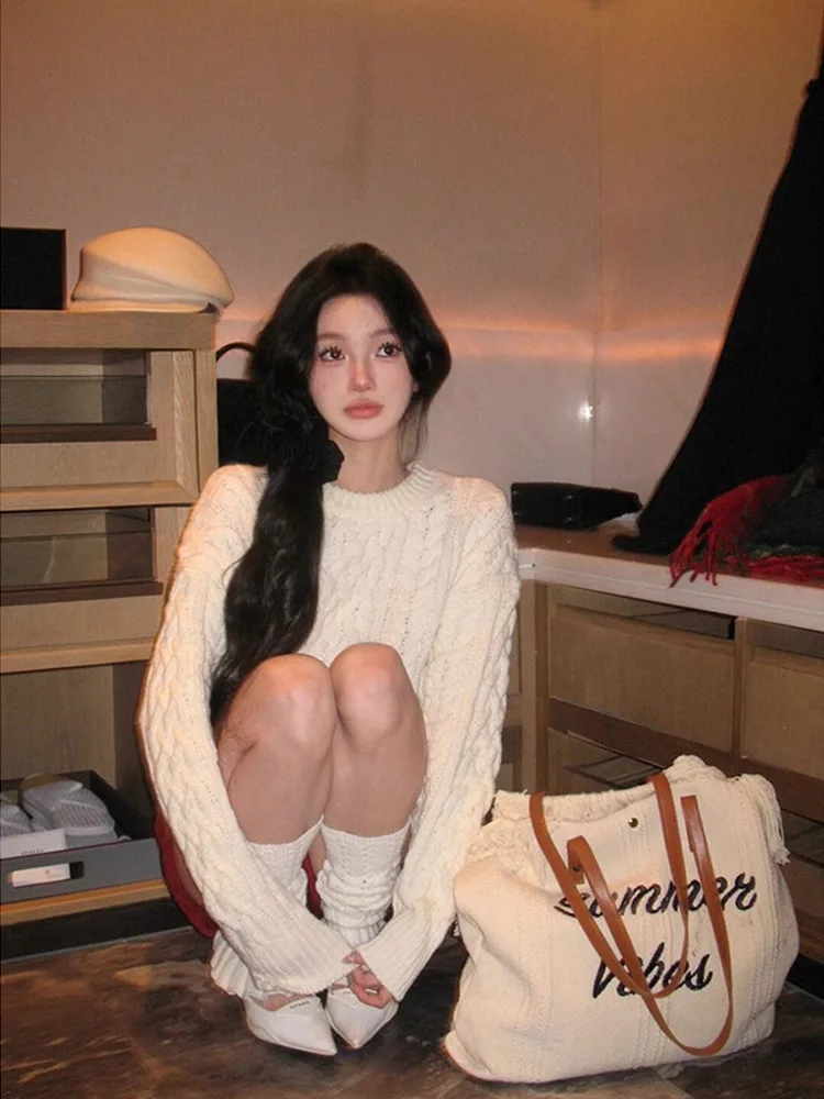 Белый свитер с закруткой женский осенне-зимний утолщенный дизайн круглым