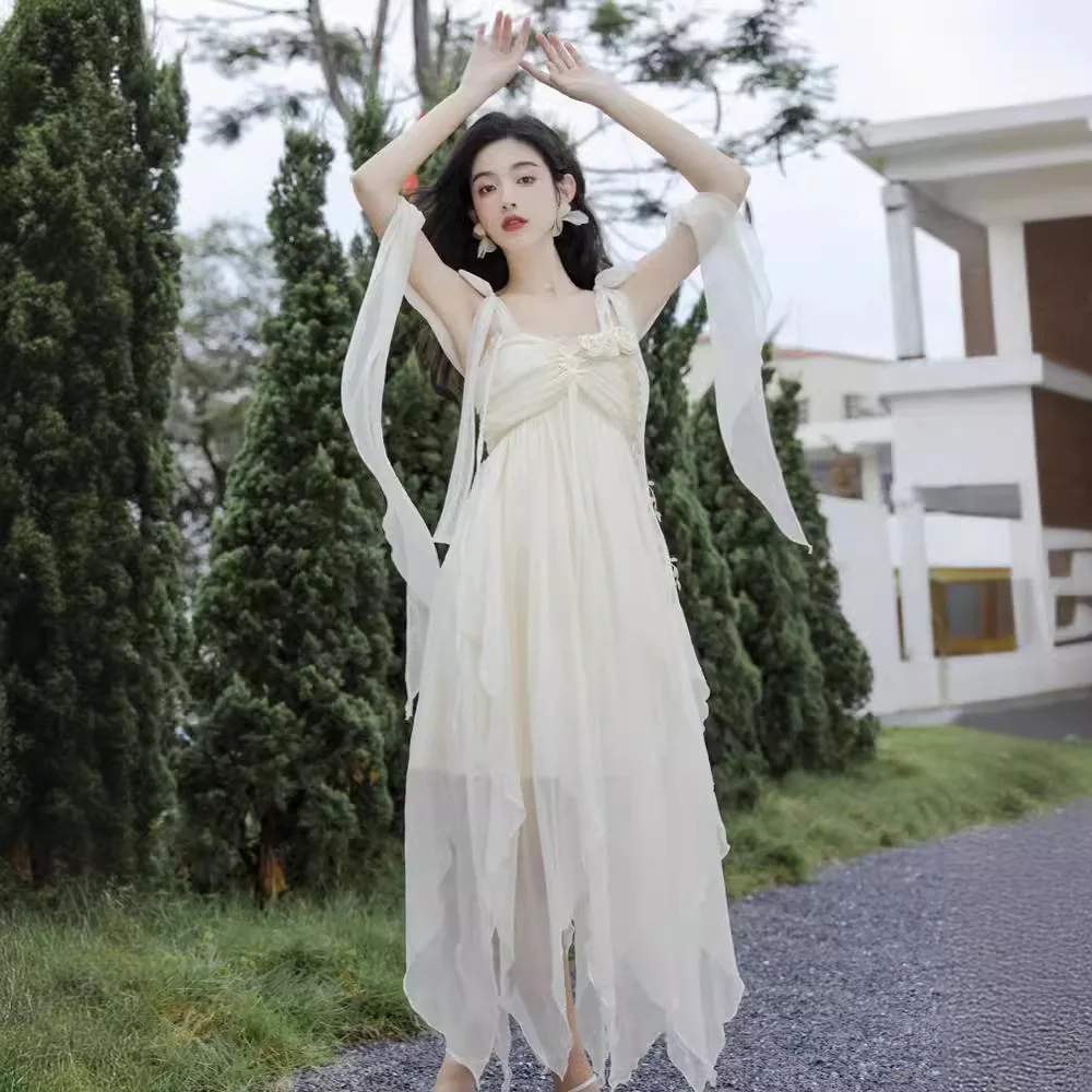 Женское платье с оборками по краям белое на бретельках длинной юбкой для отдыха