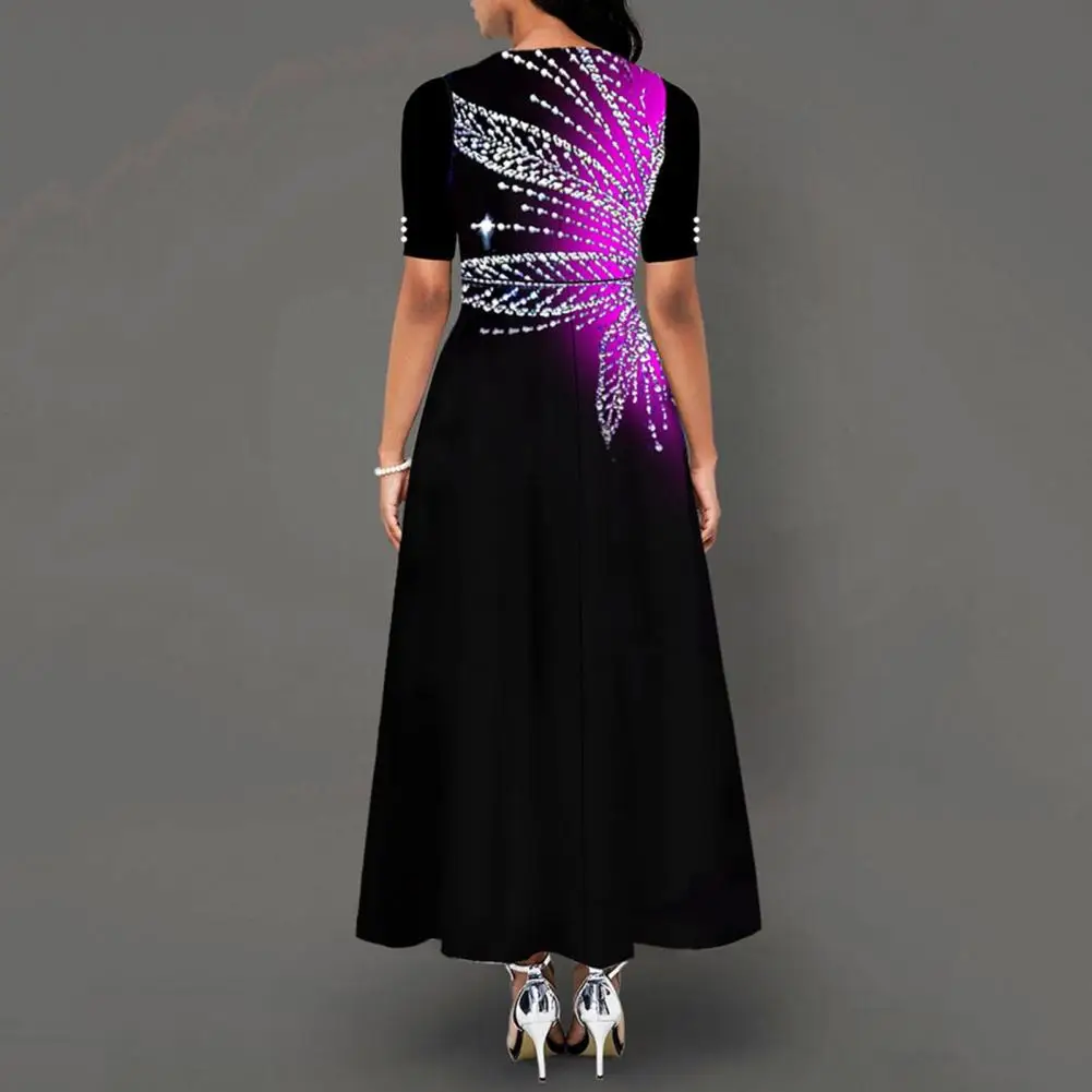 

Женское платье с круглым вырезом и коротким рукавом