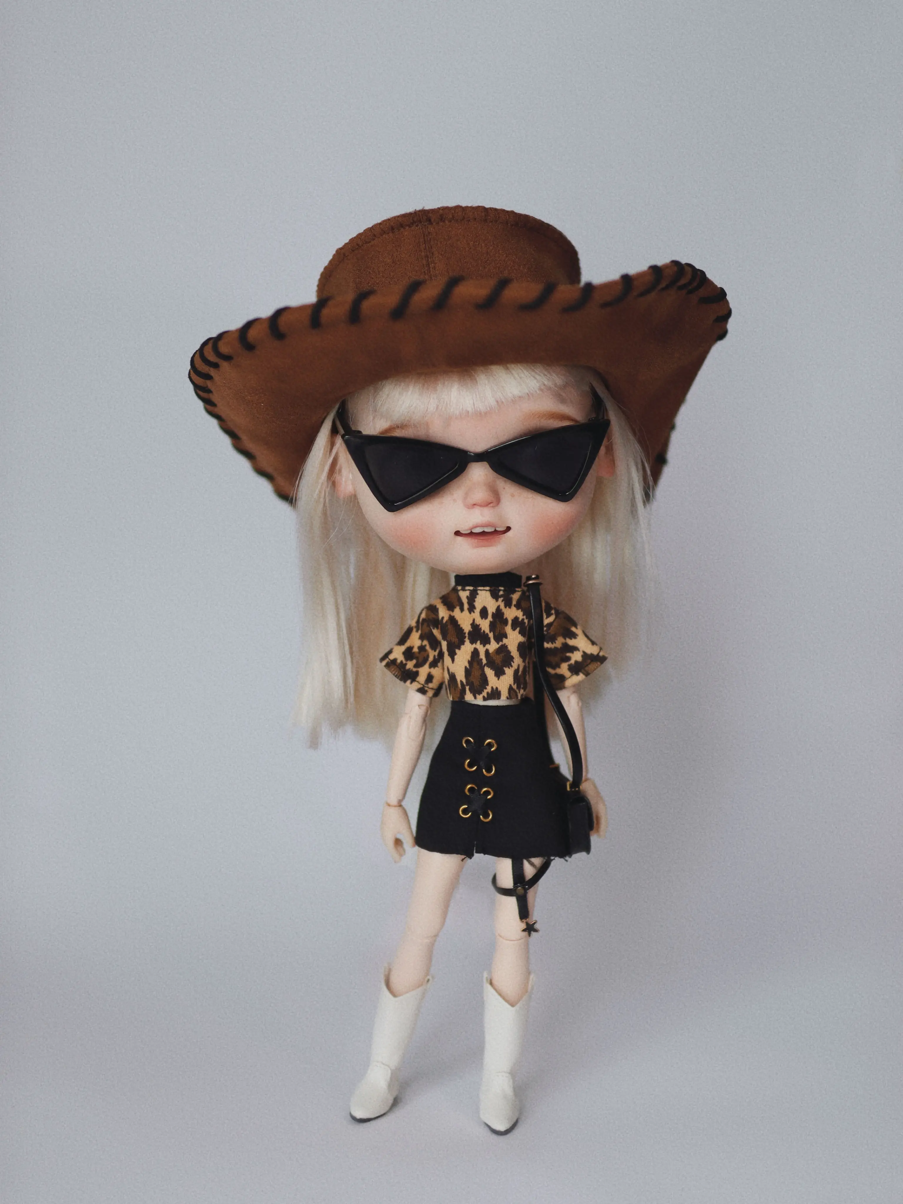 

Blythes doll dress for size 1/6 OB24 fashionable new white T or leopard print + black leather skirt or skirt skirt 30cm