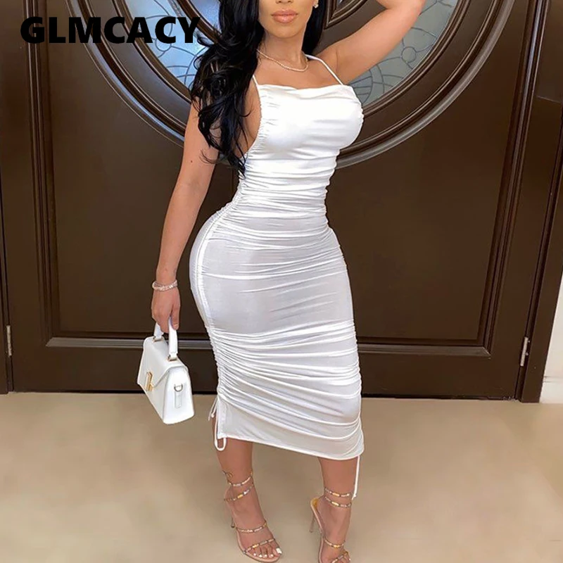 Женское платье на тонких бретелях с открытой спиной облегающее плиссированное