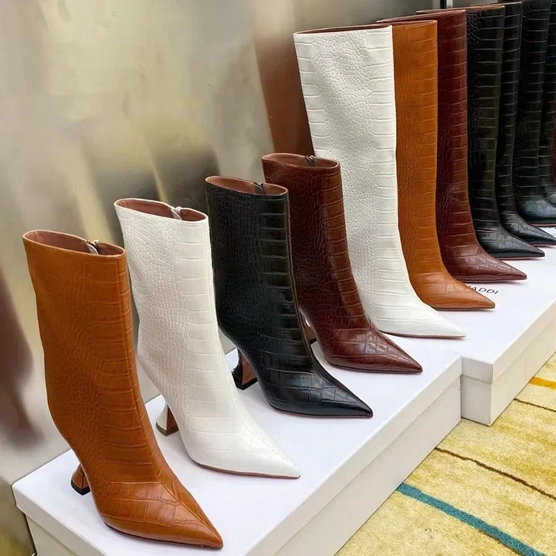 Подиумные ботинки со змеиным принтом и боковой молнией с острым носком на