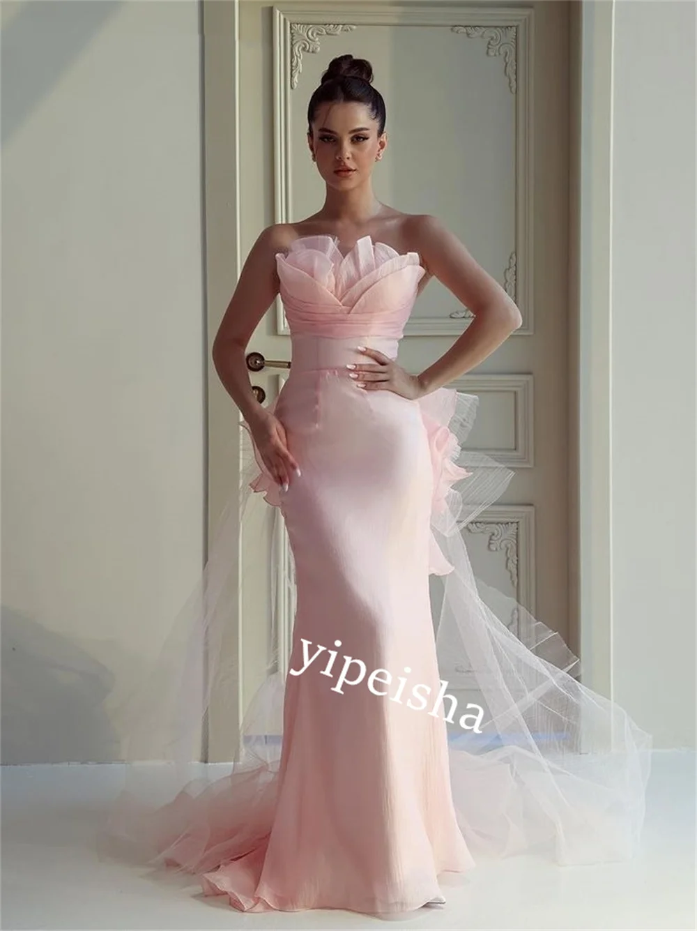 Вечернее шифоновое облегающее платье без бретелек с рюшами для помолвки длинное