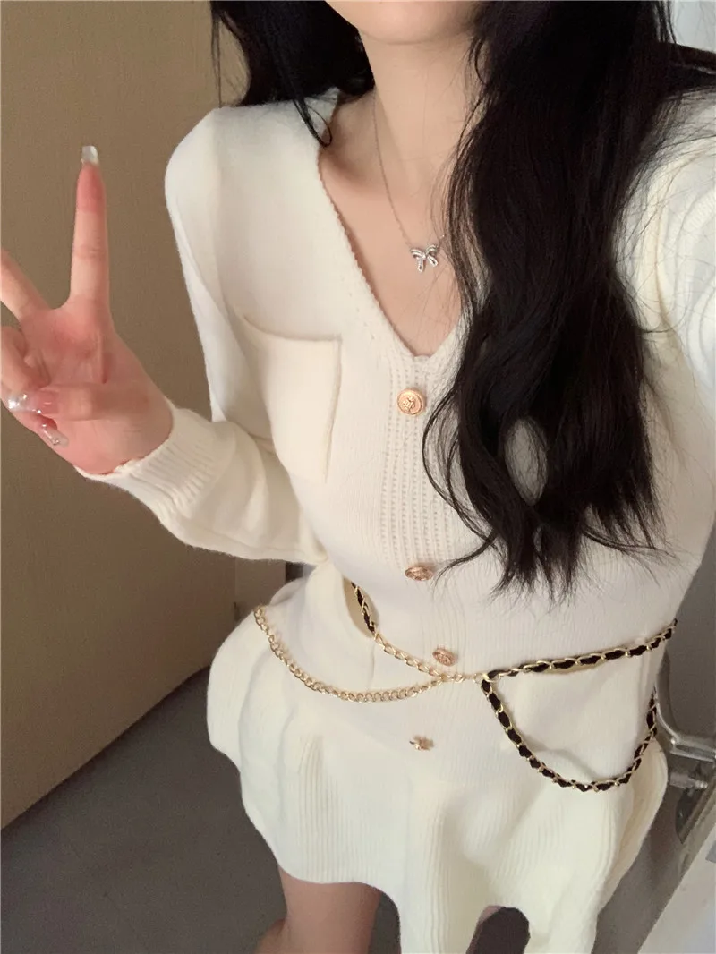 

Трикотажное платье-свитер с V-образным вырезом