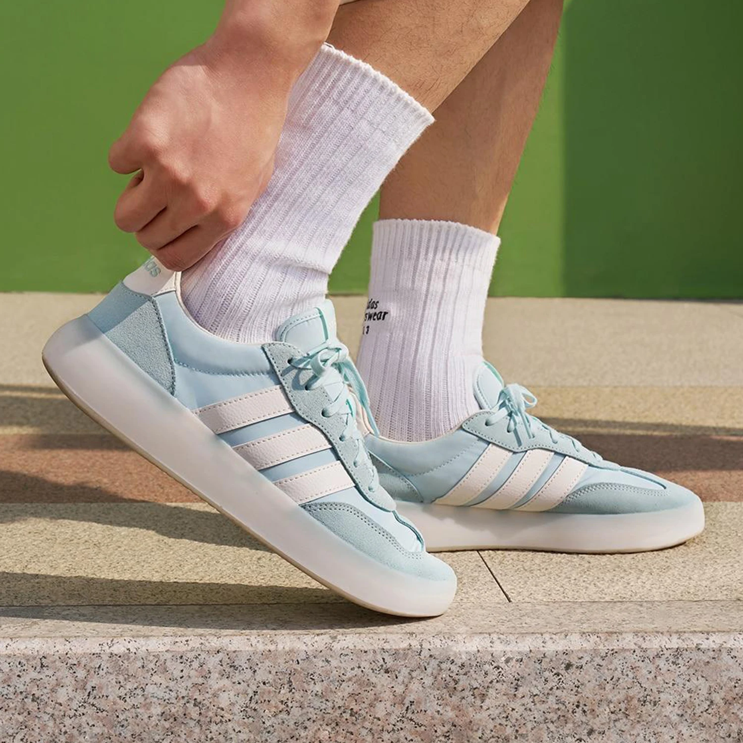 Фото Легкие износостойкие кроссовки Adidas Authentic BARREDA DECODE для мужчин и женщин JQ6674 №1