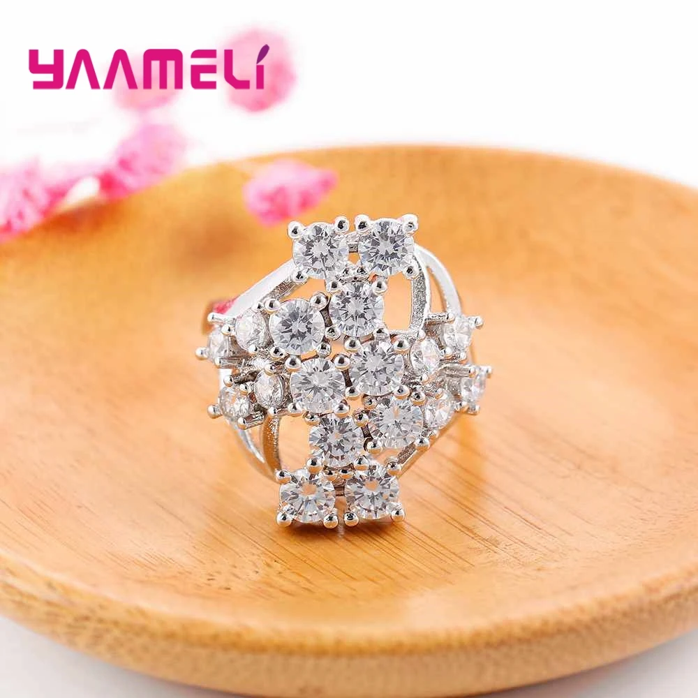 Женское кольцо на палец с белыми круглыми кристаллами