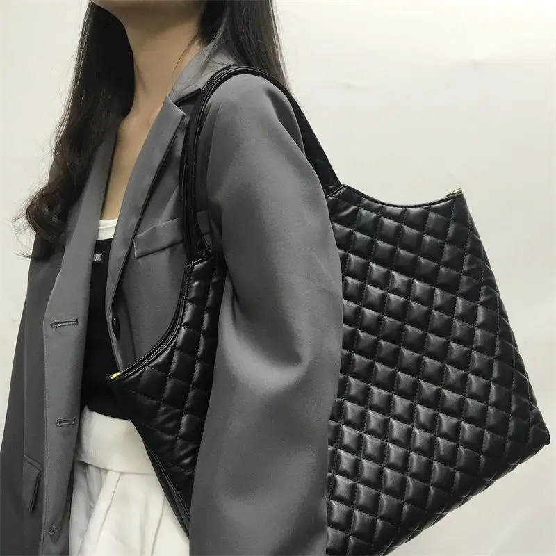 Купи Black Diamond Lattice Handbag Women's Large Capacity Simple Shopping bag Cross Body 2022 New Single Shoulder Underarm bag за 299 рублей в магазине AliExpress