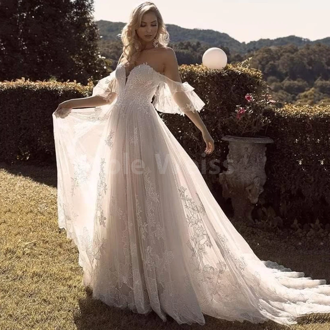 Элегантное свадебное платье в форме сердца со шлейфом-кистью и кружевными