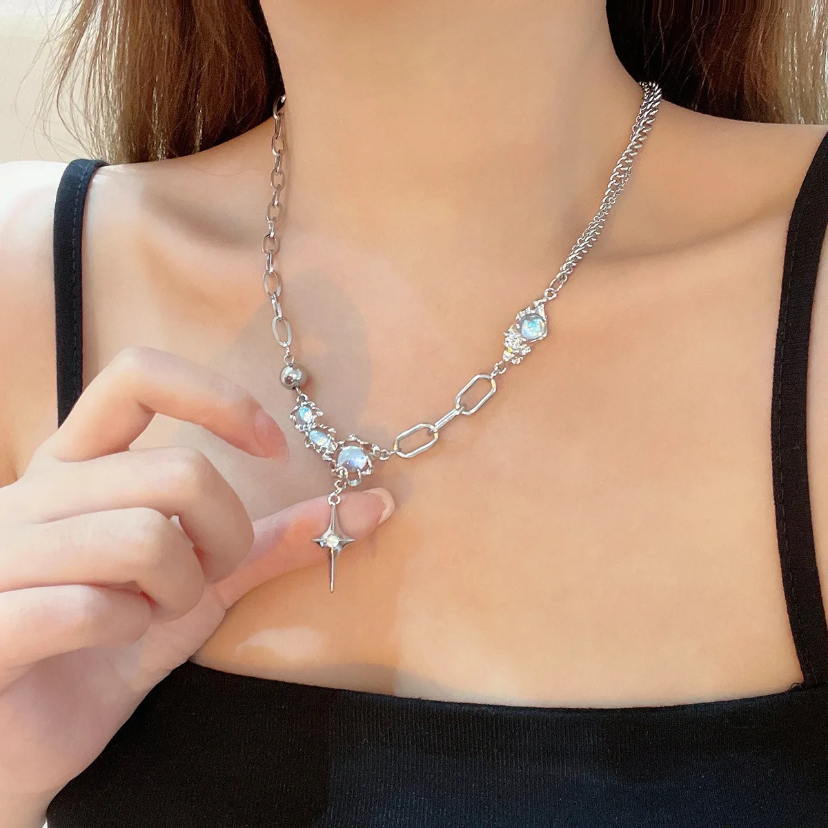 

Strange Female Summer Sweet Cool Wind Moonlight Stone Splicing Titanium Steel Advanced Sense Clavicle Chain Niche Design