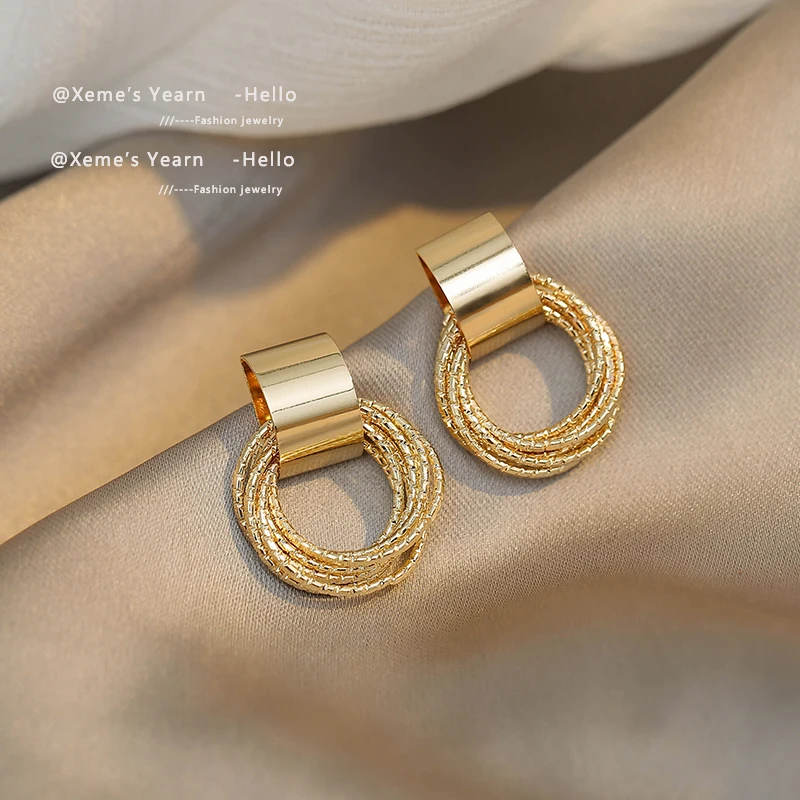 

Retro Metallic Gold Multiple Small Circle Pendant Earrings 2022 New Jewelry Fashion Wedding Party Woman Unusual Earrings Luxery