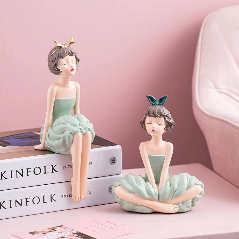 

Nordic Girl Figurine Resin Classical Miniatures Model Modern Figurines Kawaii Room Gifts Home Decor Accessories for Living Room
