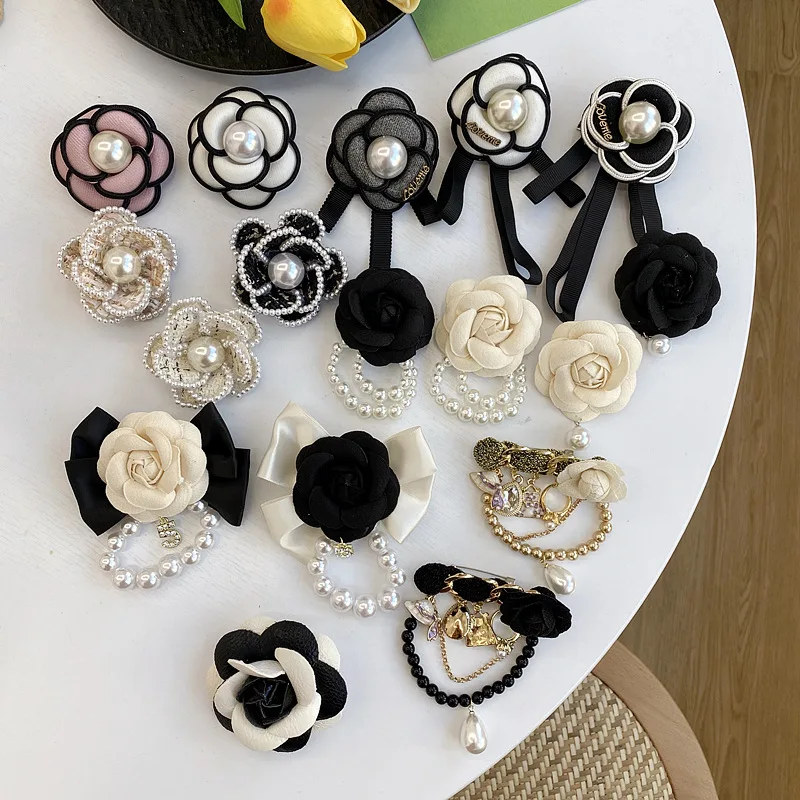 

Vintage Pearl Cotton Camellia Flower Brooches Luxury Designer Elegant Mature Character Winter Coat Accessories Pin for Women