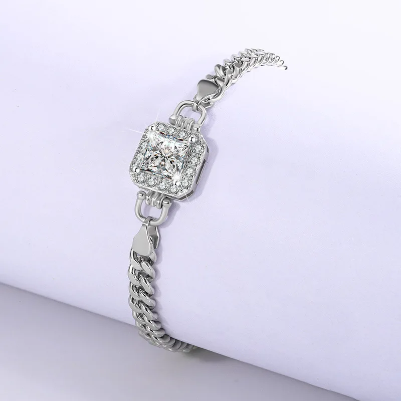 Женский браслет с муассанитом из серебра 925 пробы