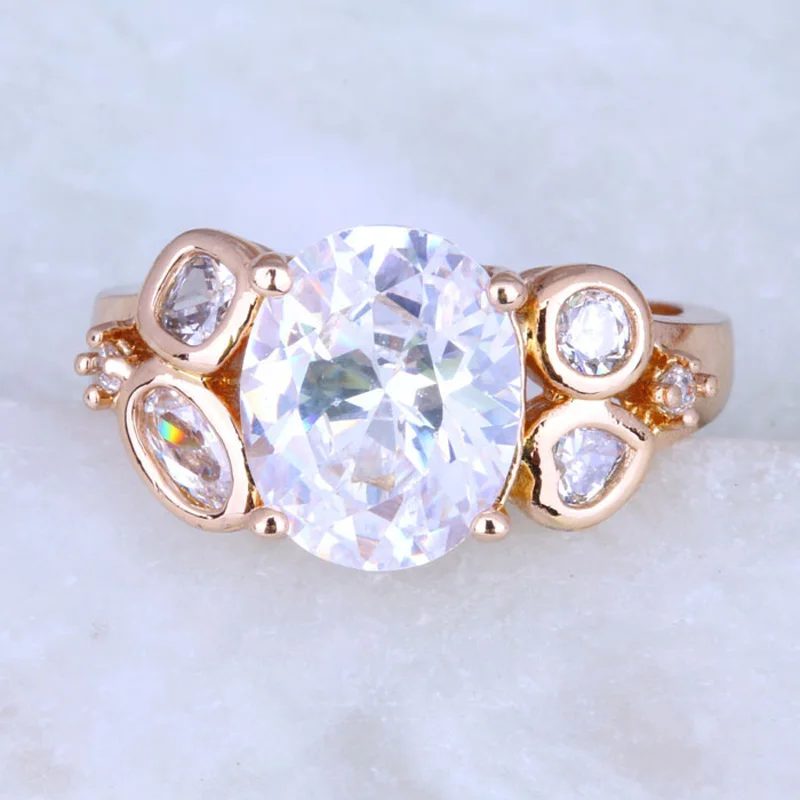 Женское кольцо из желтого золота с фианитом | Украшения и аксессуары