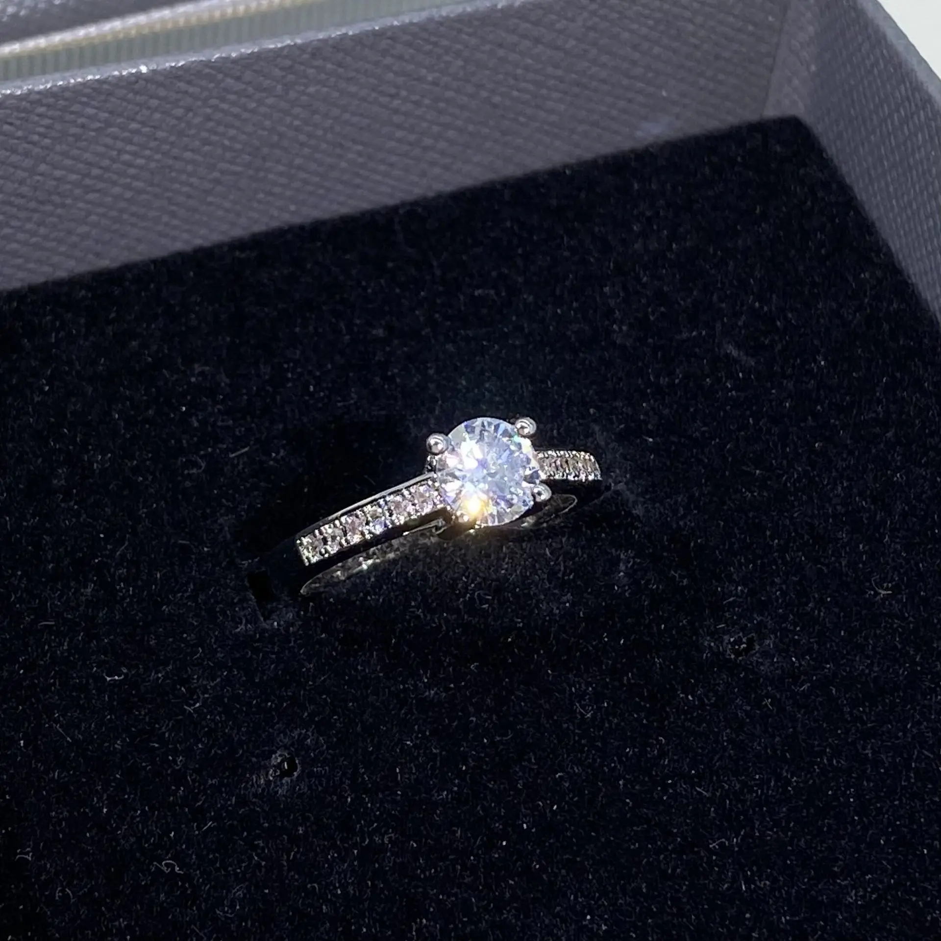 European American Popular Super Flash 4 Claw Round Full Diamond Couple Ring For Women Zircon Geometry Engagement Bridal Jewelry