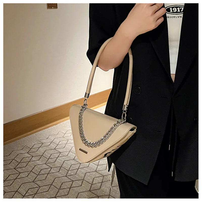 Chain Versatile Women's Bag 2023 New Fashion Winter Simple One-Shoulder Fashion Net Red Casual Straddle Bucket Vintage Bag