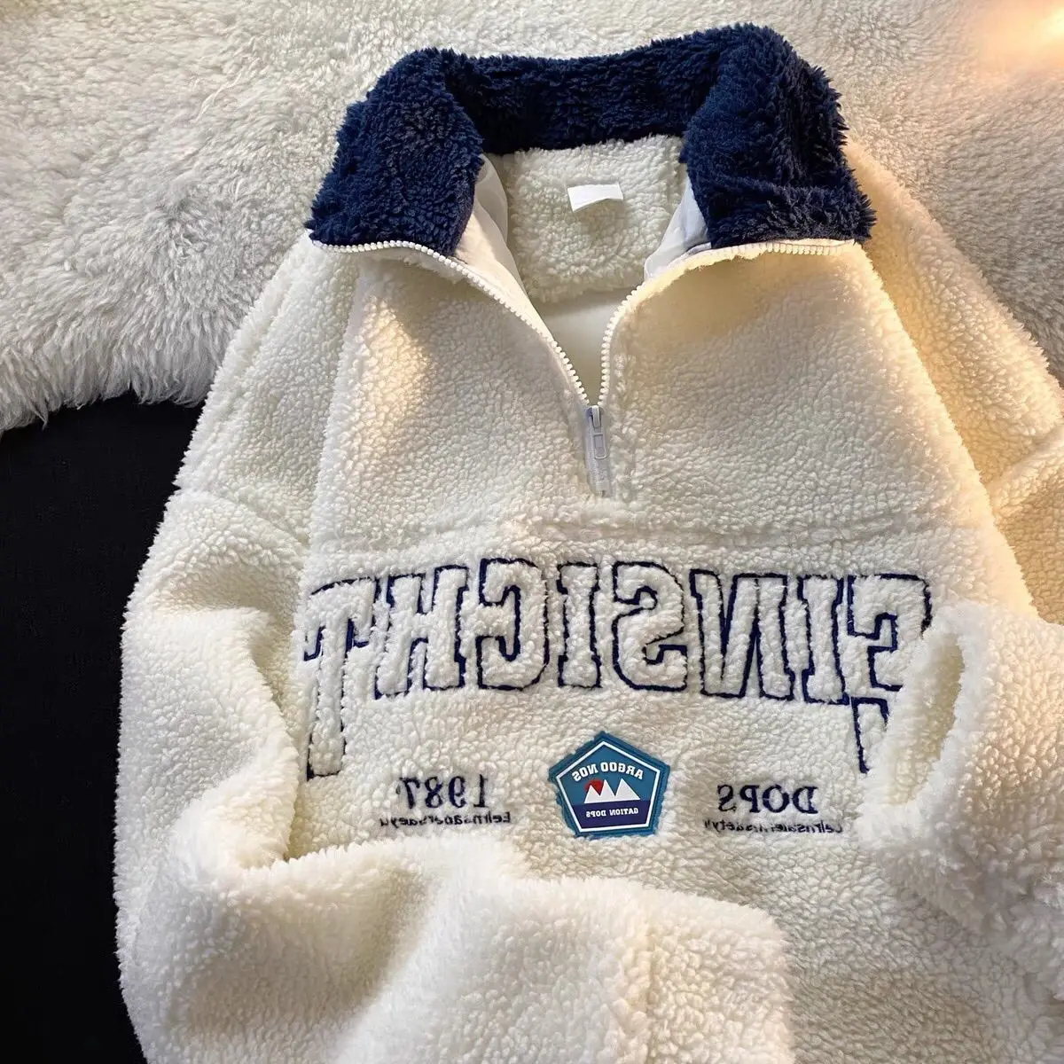 

Свитшот женский зимний из овечьей шерсти с вышивкой в виде букв