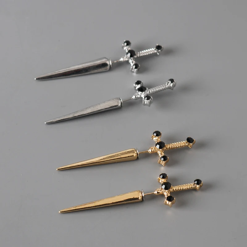 

Женские серьги-гвоздики, милые эмалевые мини-серьги в форме меча, ювелирные изделия, серьги в стиле панк для Хэллоуина, аксессуары