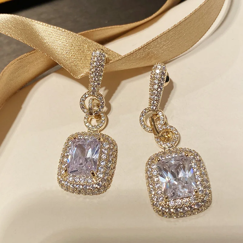 

Роскошный и просторный бриллиант, европейский и американский тренд, уличная съемка, ретро преувеличенный циркон