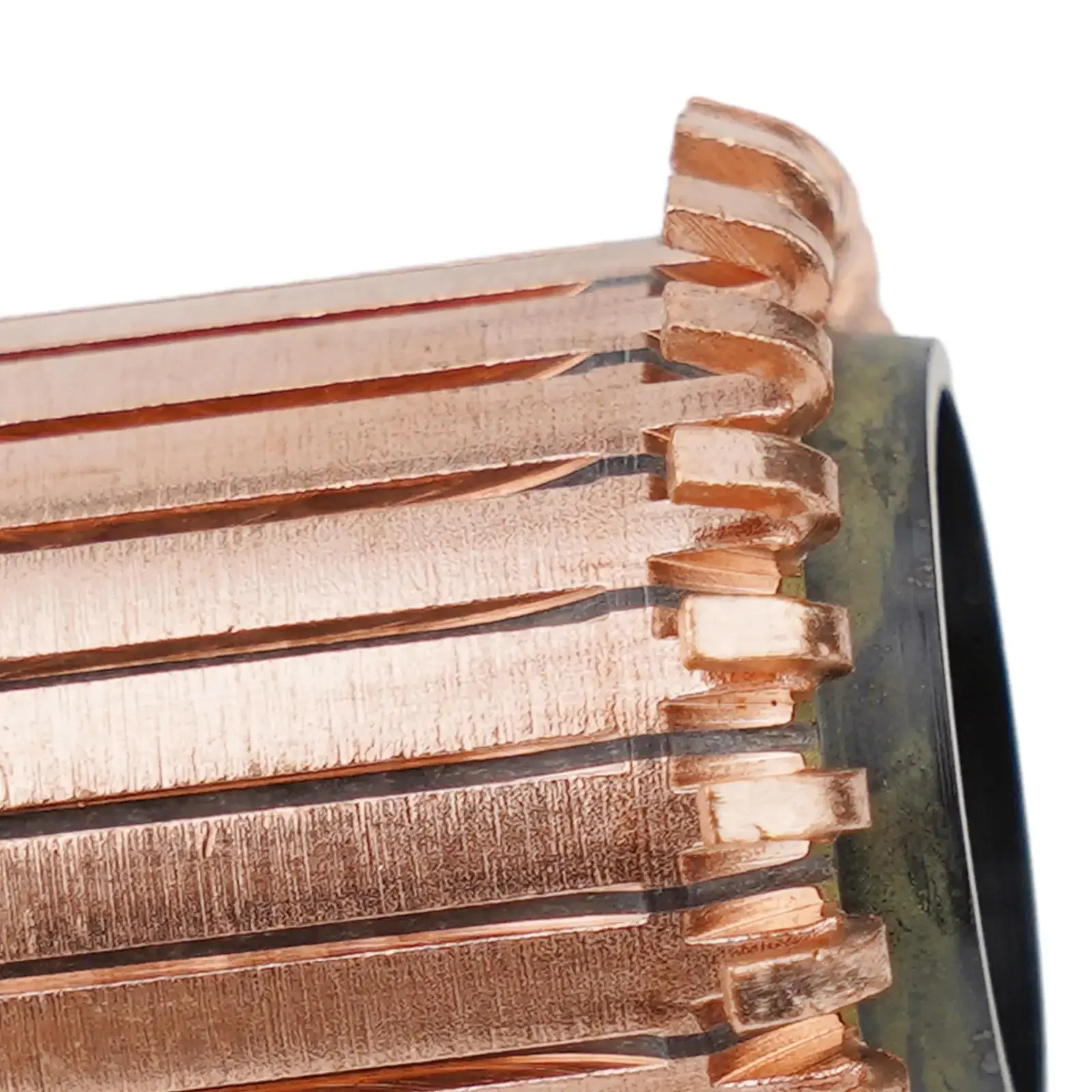 Надежная производительность со встроенным переключателем электродвигателя 24P