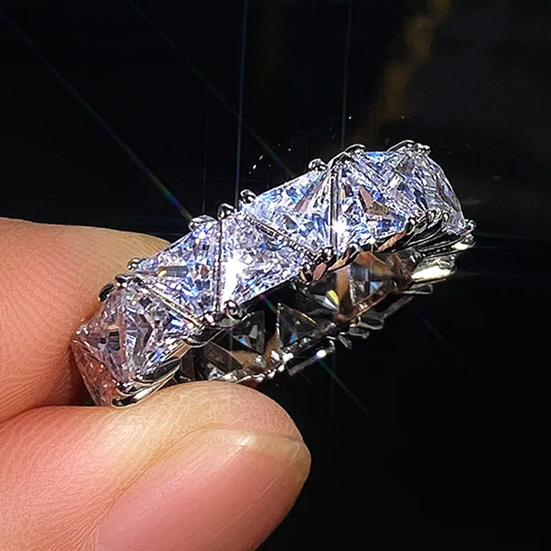 

The Whole Circle Is Full of Copper Inlaid Single-row Triangular Zircon Ring New Simple Temperament Niche High-end Luxury Ring
