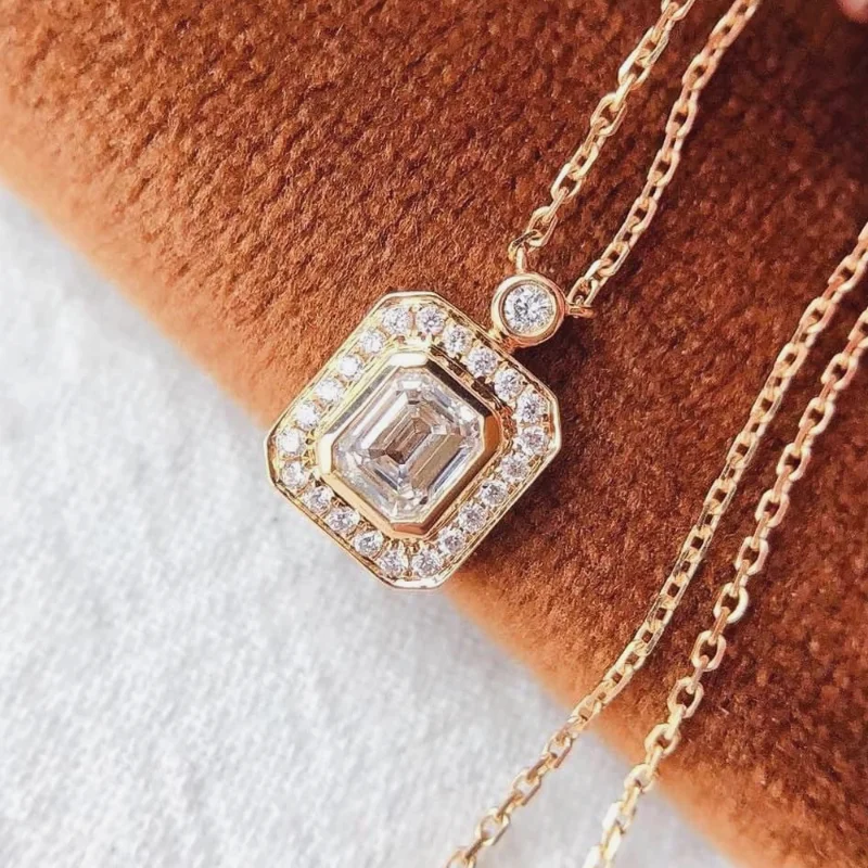 Цепочка с подвеской кристаллами в современном стиле