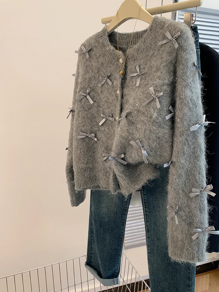 Женский трикотажный свитер с бантом