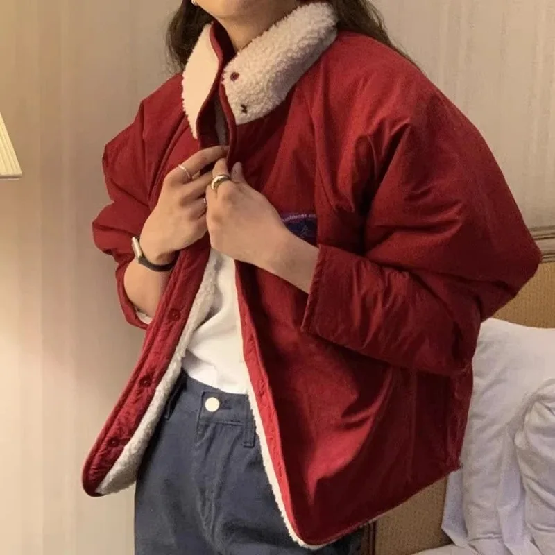 Простое зимнее обратное маленькое пальто контрастного цвета из овечьей шерсти