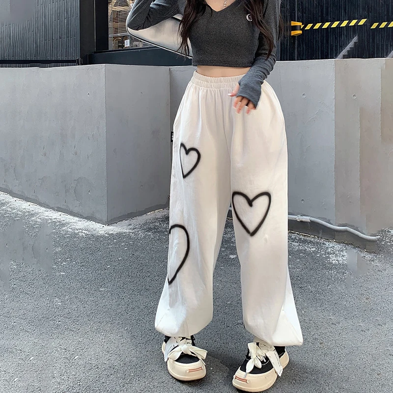 Рисунок 2 - Брюки женские повседневные с принтом сердец