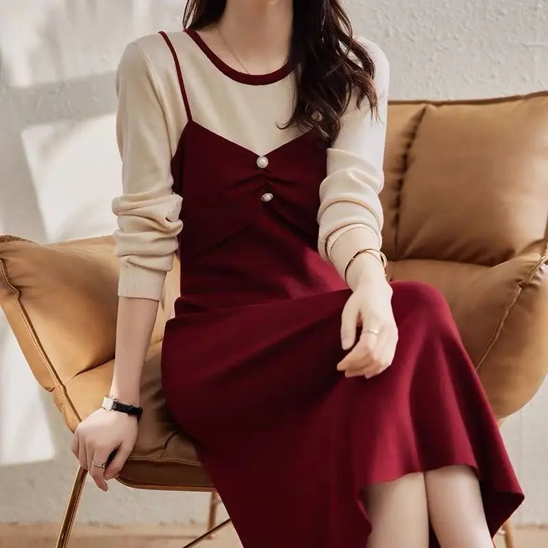 

Женское трикотажное платье-свитер с воротником в виде листьев лотоса