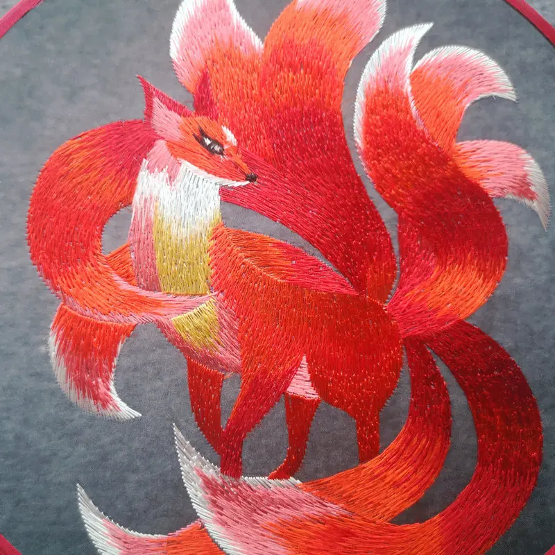 Двухсторонний вентилятор с вышивкой лисицы кисточками означает удачу Qipao Tang