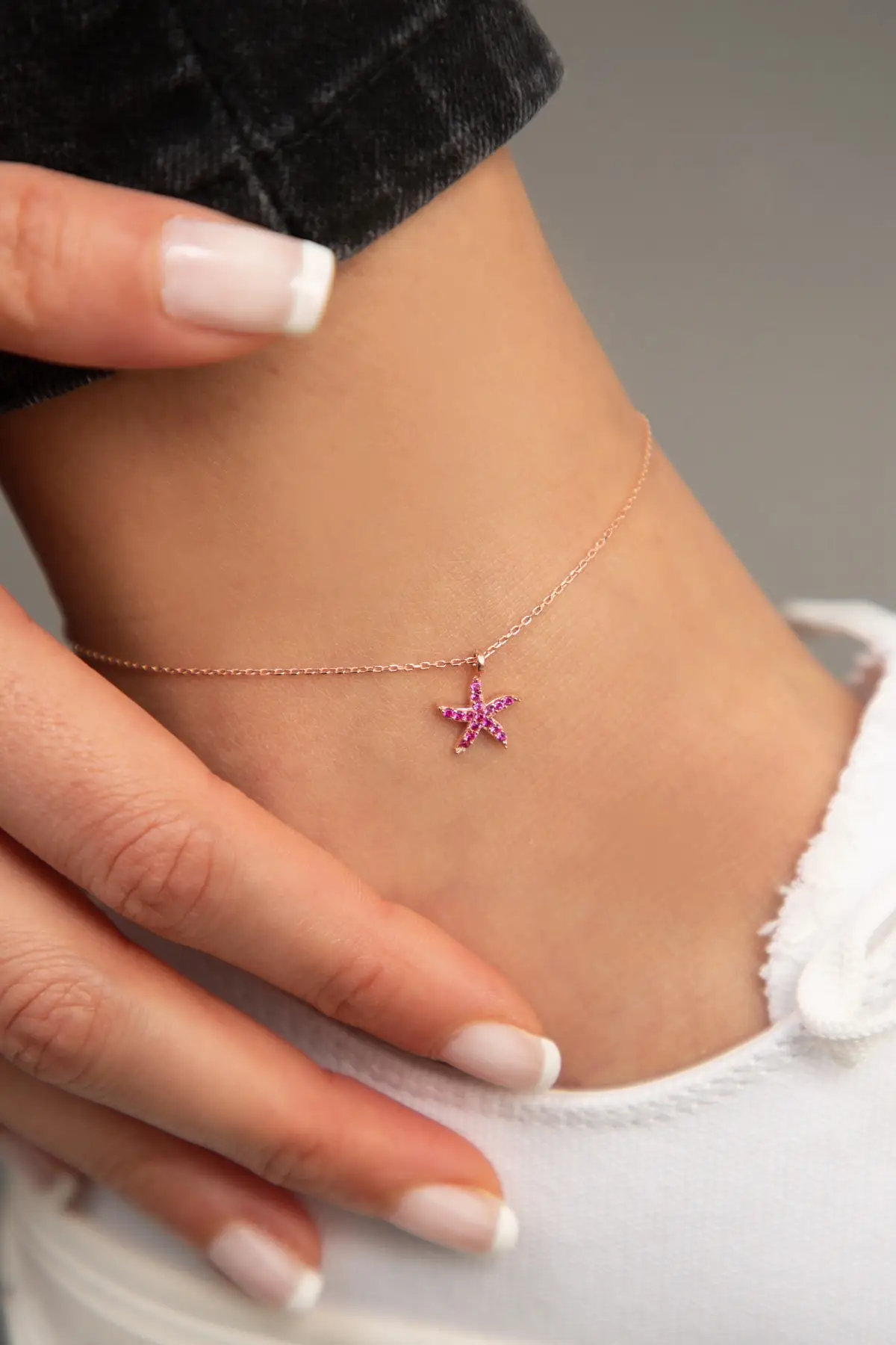 

Женский браслет из серебра с розовым покрытием и рисунком морской звезды