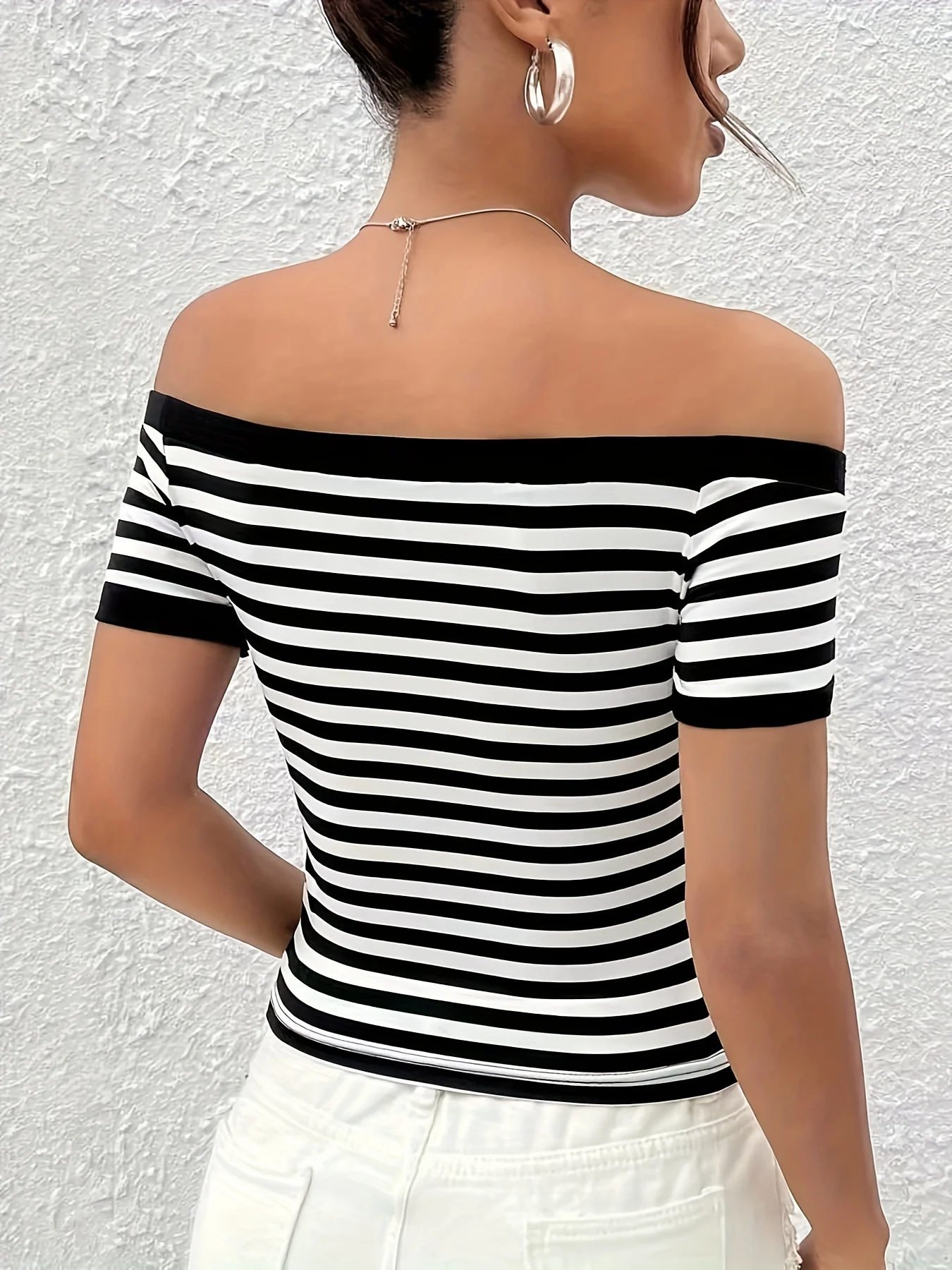 Полосатый топ с одним плечом и коротким рукавом облегающий открытыми плечами