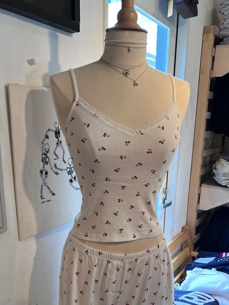 Женский укороченный топ с кружевной отделкой и V-образным вырезом без рукавов