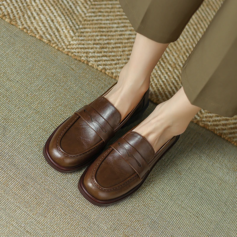 Π’ΡΡΠ»ΠΈ-Π»ΠΎΠ΄ΠΎΡΠΊΠΈ Osunlina Π² ΡΡΠΈΠ»Π΅ INS Π½Π° Π½ΠΈΠ·ΠΊΠΎΠΌ ΠΊΠ°Π±Π»ΡΠΊΠ΅ ΠΈΠ· Π½Π°ΡΡΡΠ°Π»ΡΠ½ΠΎΠΉ ΠΊΠΎΠΆΠΈ Ρ ΠΊΡΡΠ³Π»ΡΠΌ Π½ΠΎΡΠΊΠΎΠΌ, ΠΎΠ±ΡΠ²Ρ ΡΡΡΠ½ΠΎΠΉ ΡΠ°Π±ΠΎΡΡ Π² ΡΡΠΈΠ»Π΅ ΡΠ΅ΡΡΠΎ, ΡΠ²Π΅Ρ ΡΠ΅ΠΌΠ½ΠΎ-Π·Π΅Π»Π΅Π½ΡΠΉ, 2023 Π’ΡΡΠ»ΠΈ-Π»ΠΎΠ΄ΠΎΡΠΊΠΈ Osunlina Π² ΡΡΠΈΠ»Π΅ INS Π½Π° Π½ΠΈΠ·ΠΊΠΎΠΌ ΠΊΠ°Π±Π»ΡΠΊΠ΅ ΠΈΠ· Π½Π°ΡΡΡΠ°Π»ΡΠ½ΠΎΠΉ ΠΊΠΎΠΆΠΈ Ρ ΠΊΡΡΠ³Π»ΡΠΌ Π½ΠΎΡΠΊΠΎΠΌ, ΠΎΠ±ΡΠ²Ρ ΡΡΡΠ½ΠΎΠΉ ΡΠ°Π±ΠΎΡΡ Π² ΡΡΠΈΠ»Π΅ ΡΠ΅ΡΡΠΎ, ΡΠ²Π΅Ρ ΡΠ΅ΠΌΠ½ΠΎ-Π·Π΅Π»Π΅Π½ΡΠΉ, 2023