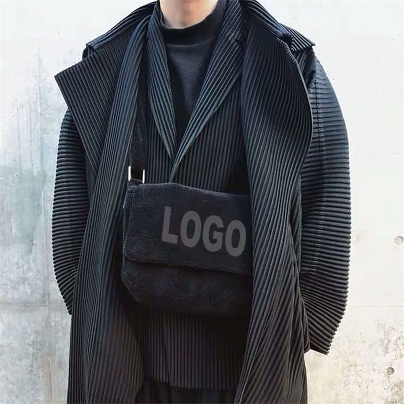 Рисунок 4 - Мужской плиссированный костюм Issey Miyake JD202