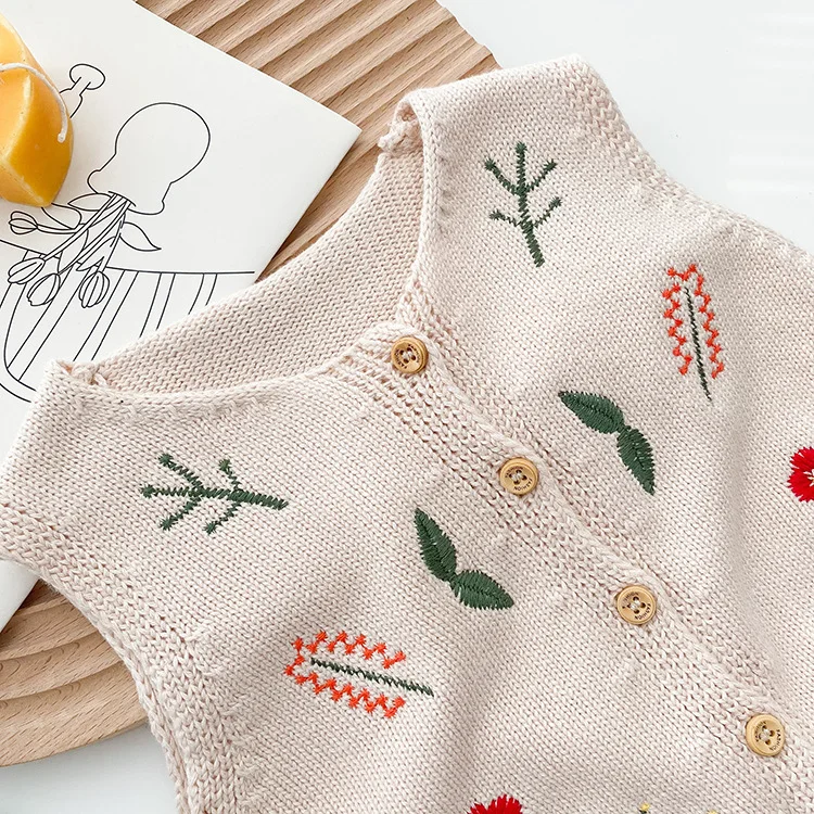 Жилет детский жаккардовый с цветочным принтом и вышивкой |