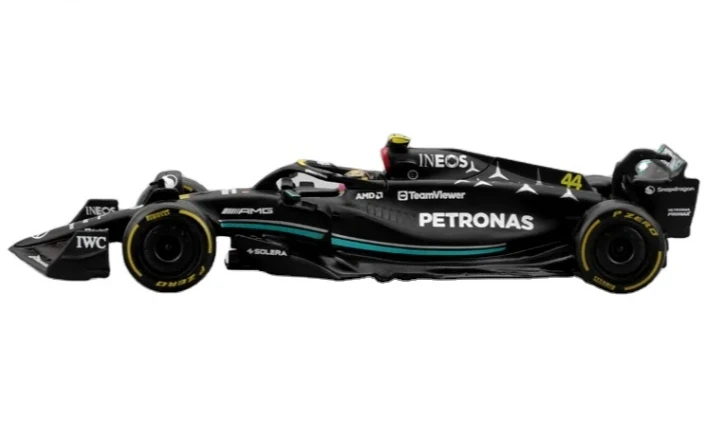 W14 Джордж Лицензионный продукт Burago 2022-1:43 F1 (без шлема) Модель автомобиля из сплава